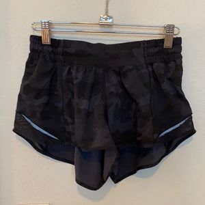 Lululemon Hotty Hot Low Rise Short 2.5" Black Camo